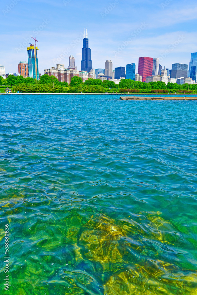 Φωτογραφία View of Chicago skyline from the shore of Lake Michigan on a sunny day