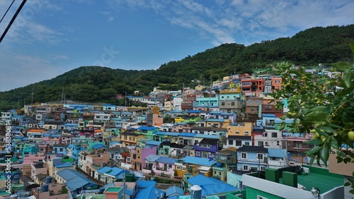 Montañas y casas coloridas en la villa cultural de Gamcheon, Busán, Corea del Sur