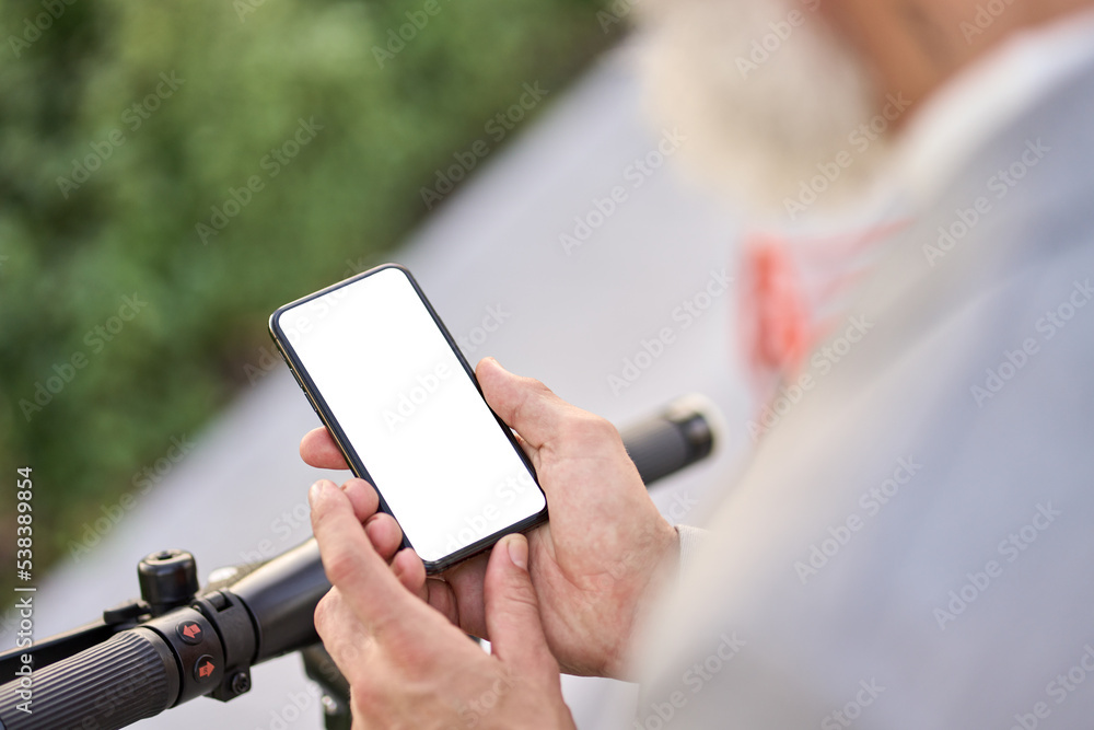 Φωτογραφία Old business man holding phone mockup white screen using electric bike ride rental digital phone mobile app renting bike in city public eco transport mobile application in urban park