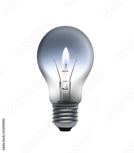 Glühlampe mit einer Kerze als Energiequelle isoliert vor weissem Hintergrund