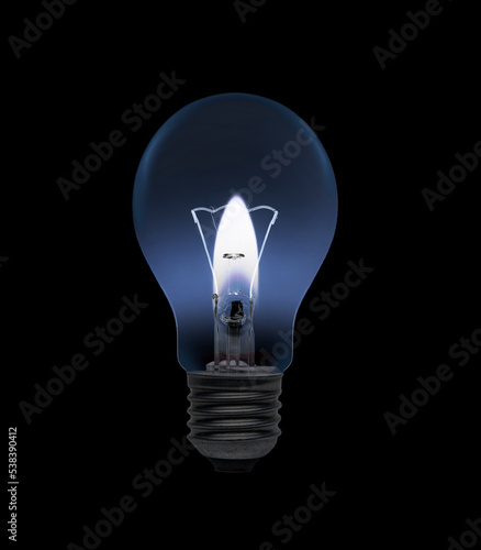 Glühlampe mit einer Kerze als Energiequelle vor schwarzem Hintergrund