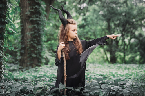 Canvas-taulu The horned witch is pointing with her finger