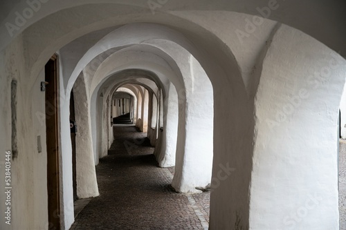 Mittelalterliche Laubengänge im 1189 gegründeten südtiroler Ort Neumarkt