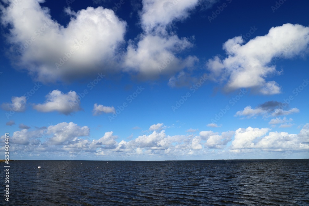 Wolkenbilder über der Nordsee vor blau