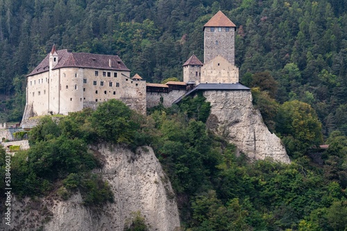 Das für Tirol namensgebende Schloss Tirol über dem Etschtal , nahe vom Dorf Tirol beherbergt heute ein archäologisches Museum photo