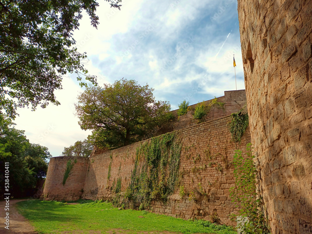 Ruine der Burg Nanstein bei Landstuhl in Rheinland-Pfalz, auf der einst Raubritter Franz vonm Sickingen lebte. Ruine der Burg Nanstein bei Landstuhl in Rheinland-Pfalz, auf der einst Raubritter Franz vonm Sickingen lebte.