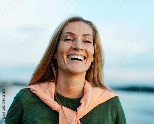 Fotografie woman outdoor happy portrait female smiling young happiness lifestyle beautiful