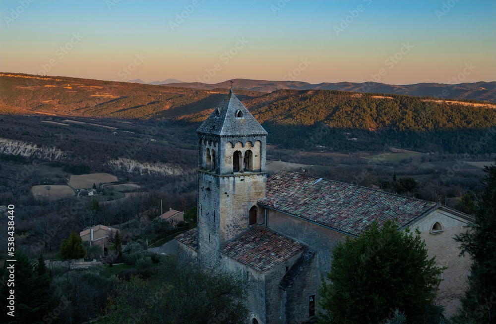 Provence, Viens - Eglise - Coucher de soleil