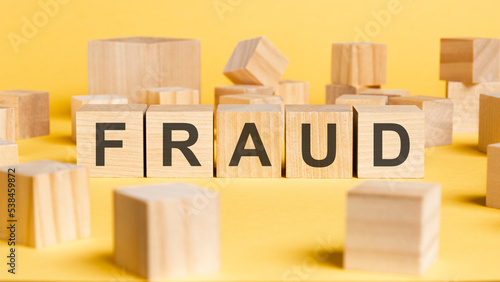 Foto fraud word concept on wooden cubes blocks