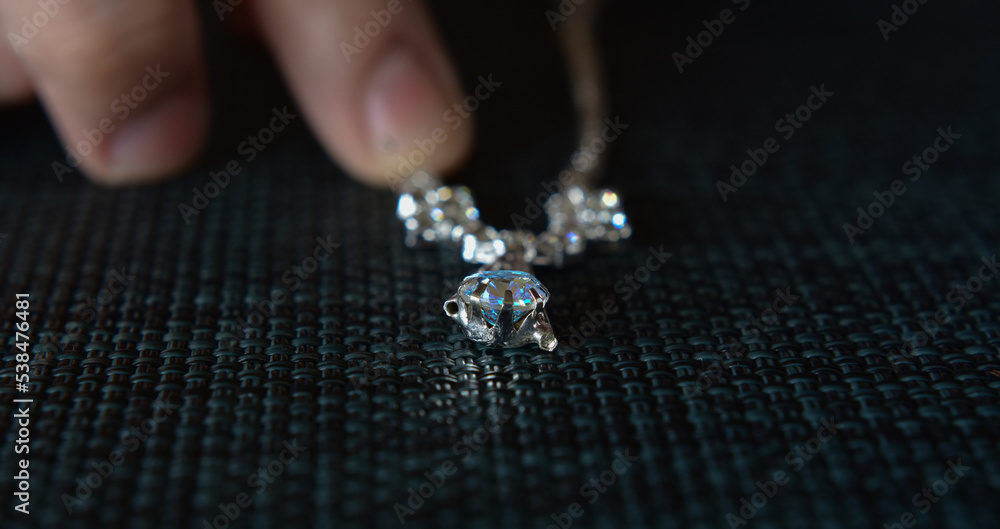 Real diamonds are pendant necklaces in white gold decorated with diamonds. Real diamonds are pendant necklaces in white gold decorated with diamonds.