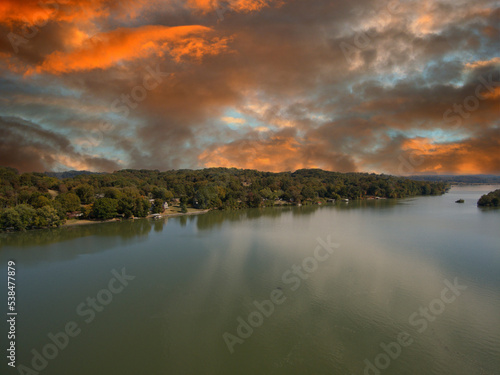 Fényképezés an aerial shot of a gorgeous autumn landscape along the Tennessee River surround