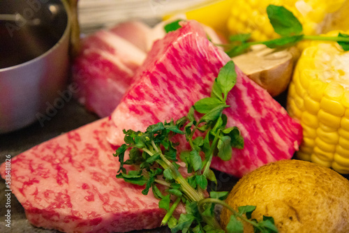 バーベキュー、鉄板焼きのメイン料理。牛肉と豚肉、夏野菜の盛り合わせのディナー（千葉県）