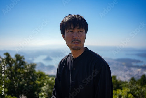 山頂の男性モデル