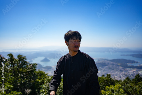 山頂の男性モデル © 茂輝 田代