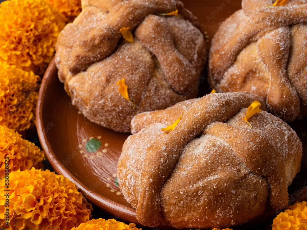 Pan de muerto y flor de cempasuchil, tradiciones y costumbres mexicanas. Pan de muerto y flor de cempasuchil, tradiciones y costumbres mexicanas.