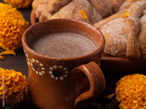 Pan de muerto con chocolate caliente, tradiciones y costumbres de Mexico.