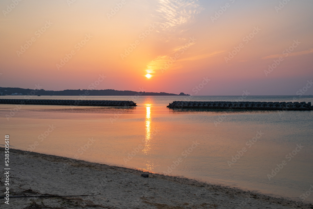 沖縄の夕陽と海
