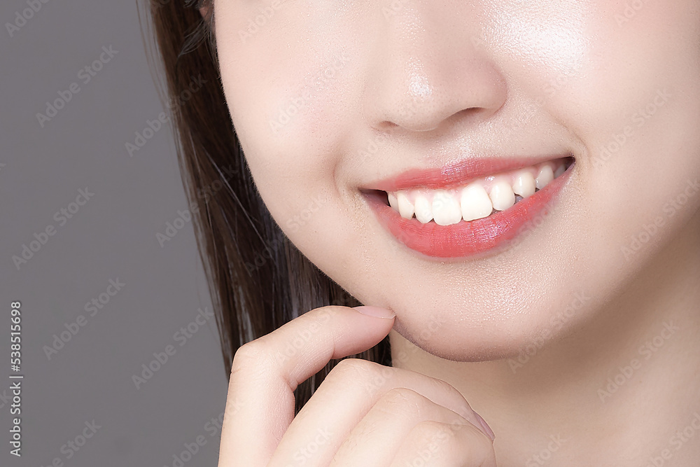 Obraz premium 明るく白い歯を見せる女性