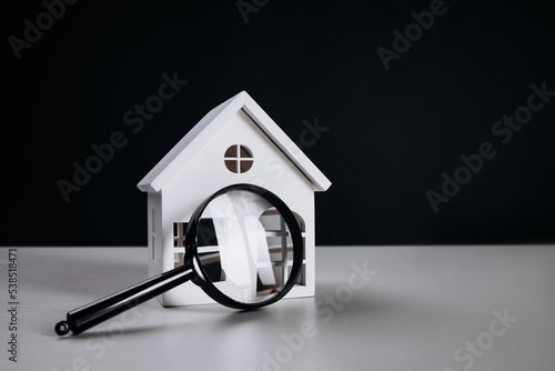 Принти на полотні Magnifying glass and white house close-up