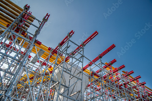 The system of supporting scaffolding and wooden beams in the construction of the bridge.