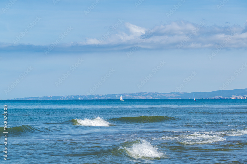 Naklejka premium Bord de mer ensoleillé en Italie