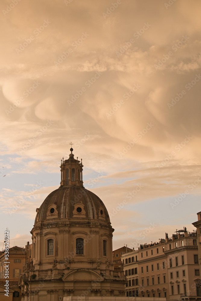 Naklejka premium Roma bajo nubes de tormenta