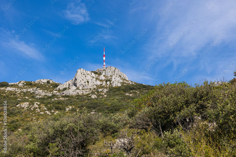 Fototapeta premium Emetteur du Mont Saint-Baudille depuis les chemins de randonnée
