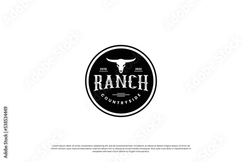 Round label cattle ranch logo design vintage style. longhorn logo badge illustration.