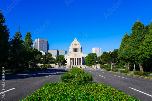 静かな朝、秋晴れの国会議事堂（東京都千代田区永田町） photo