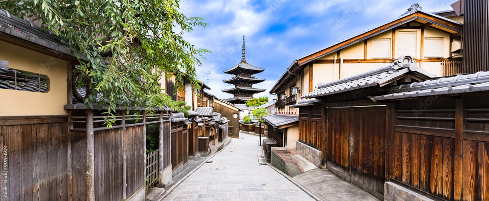 Fototapeta premium 京都 法観寺 の 五重塔 八坂の塔 【 京都 観光 の イメージ 】（＊公道から撮影しています）