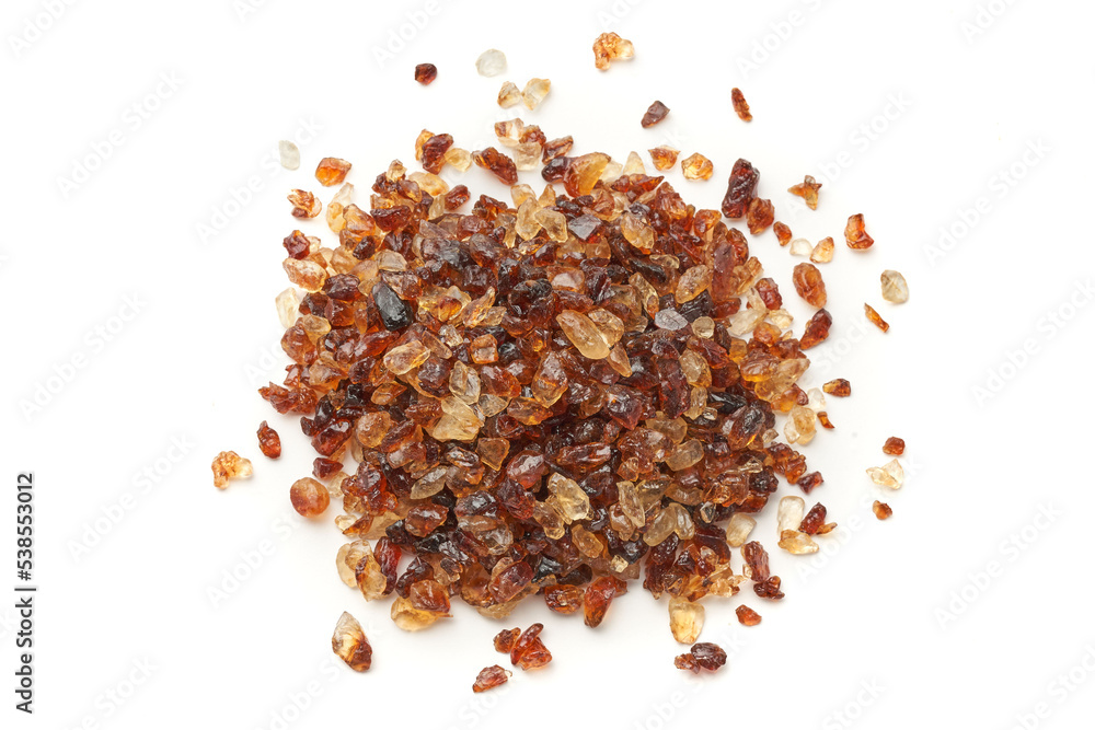 Fototapeta premium Cukier brązowy kandyzowany duże kryształy na białym tle