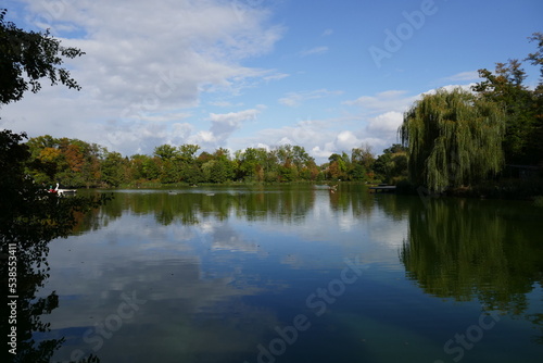 Seelandschaft im Grünen mit Spiegeleffekt