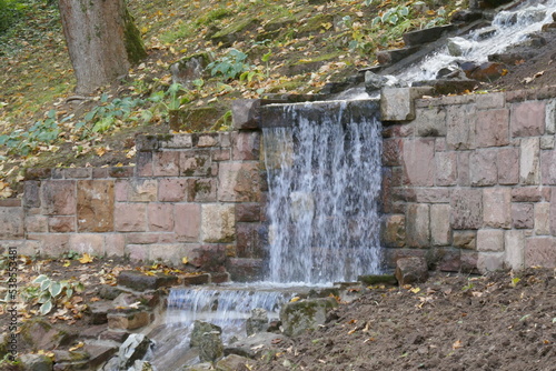 Kleiner Wasserfall im Park