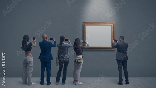 Quadro su tela People taking pictures of a painting