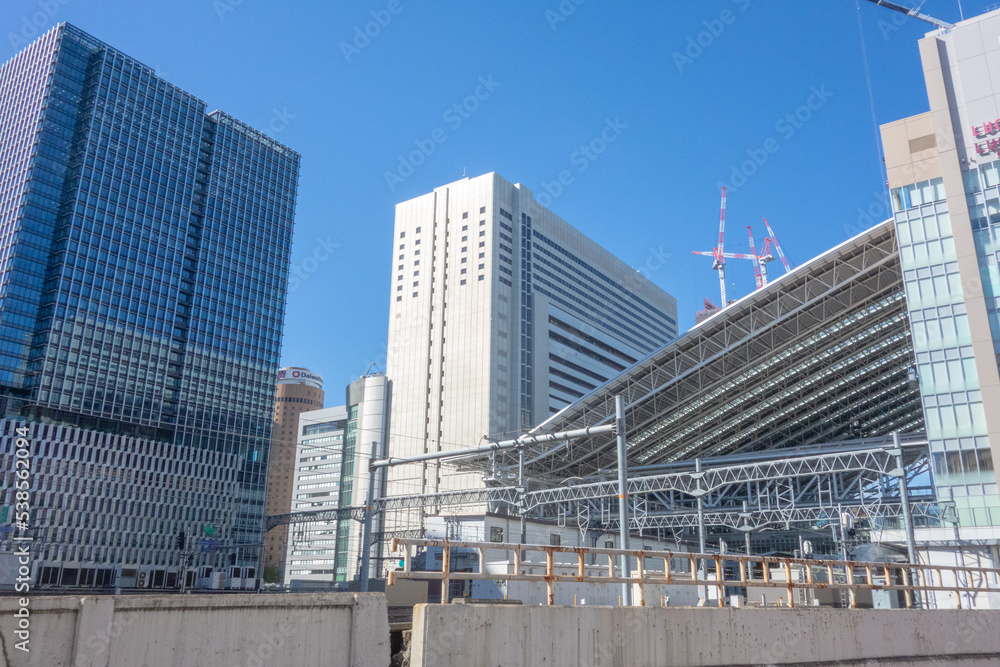 晴れた日の大阪駅の風景