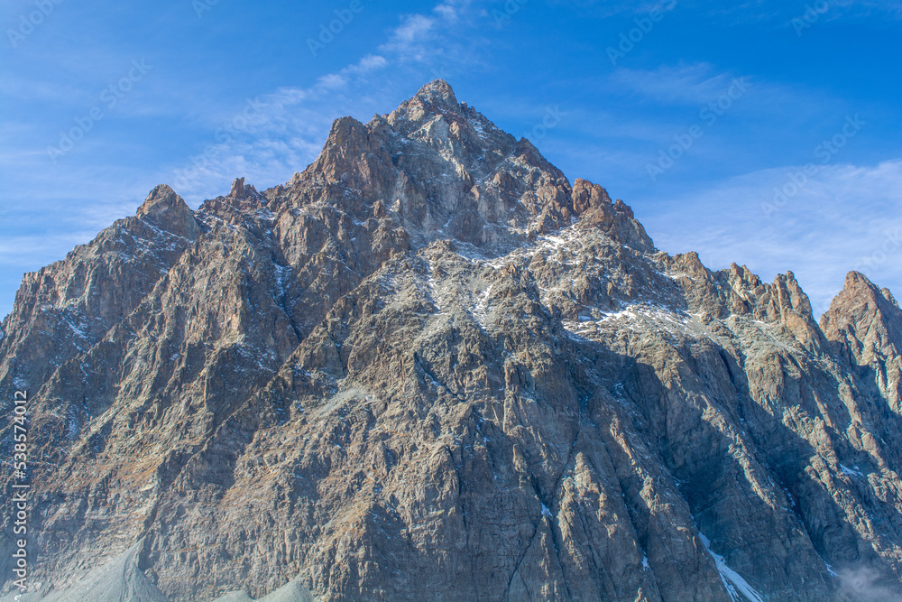 Sua Maestà il Monviso: i laghi, le vette e le valli di questa meravigliosa montagna delle Alpi Cozie