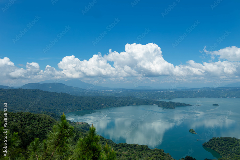 Lago de Ilopango, es un lago de origen volcánico en El Salvador, fotografía tomada desde el kiosco san francisco. 