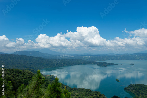 Lago de Ilopango  es un lago de origen volc  nico en El Salvador  fotograf  a tomada desde el kiosco san francisco. 