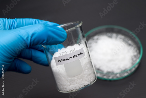 Foto Potassium chloride in glass, chemical in the laboratory and industry
