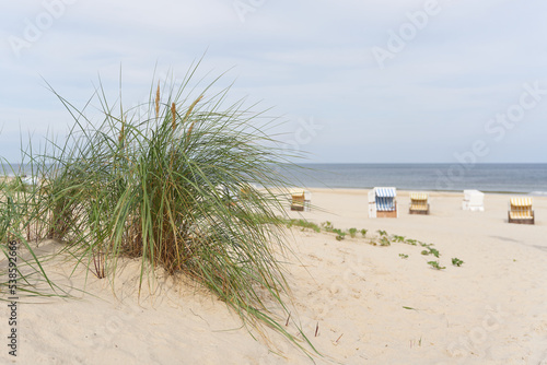 Strand an der Küste von Swinoujscie an der polnischen Ostsee mit Strandkörben im Hintergrund photo