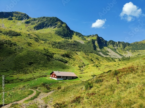 Einsame Hütte in den Bergen