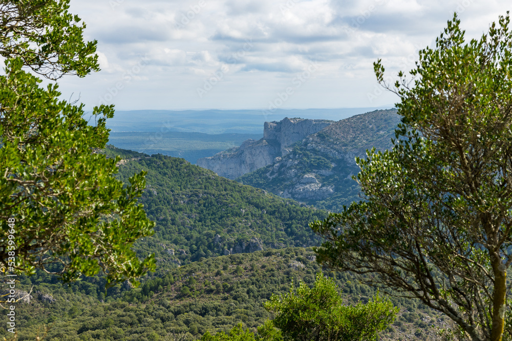 Vue sur l'extérieur du Cirque de l'Infernet et la Plaine du Languedoc depuis les pentes du Mont Saint-Baudille