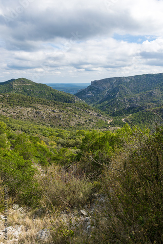 Vue sur l ext  rieur du Cirque de l Infernet et la Plaine du Languedoc depuis les pentes du Mont Saint-Baudille