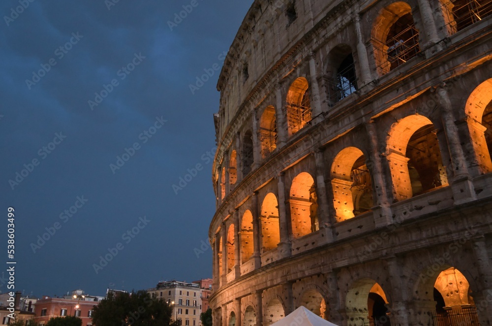 Anochece en el coliseo romano