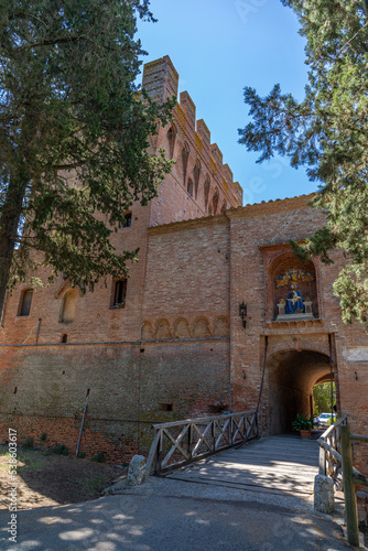 Remparts de l'Abbazia di Monte Oliveto Maggiore, à Chiusure, Italie