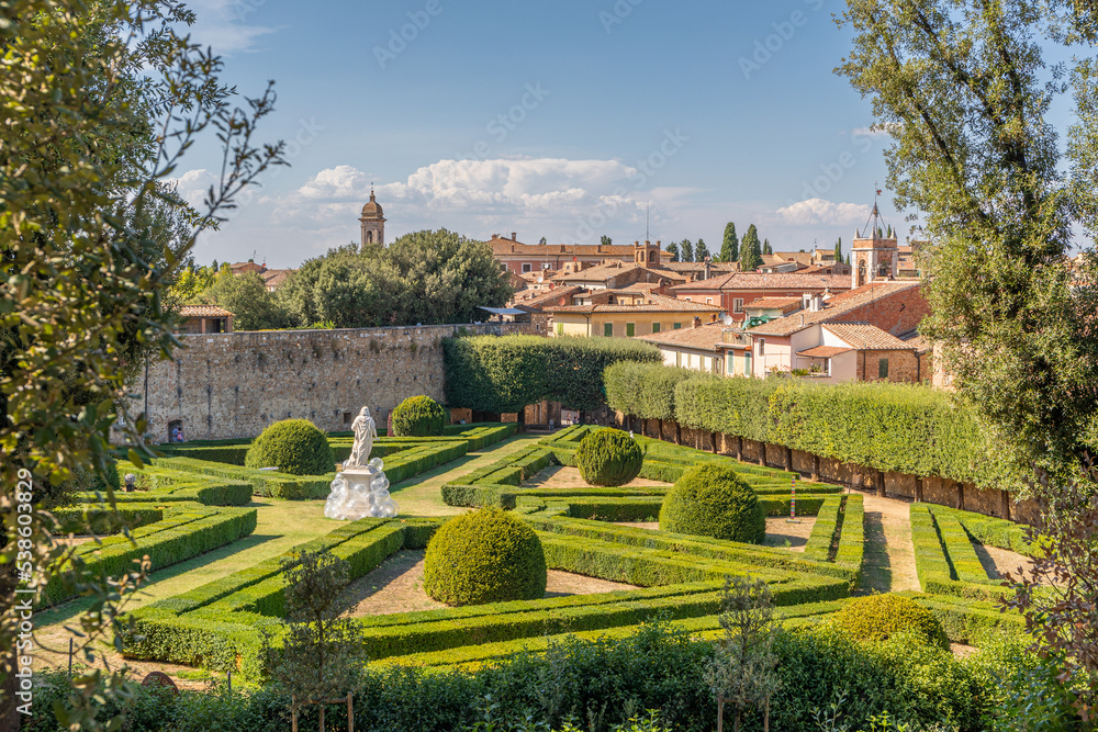 Naklejka premium Vue sur San Quirico d'Orcia depuis les Jardins Leonini
