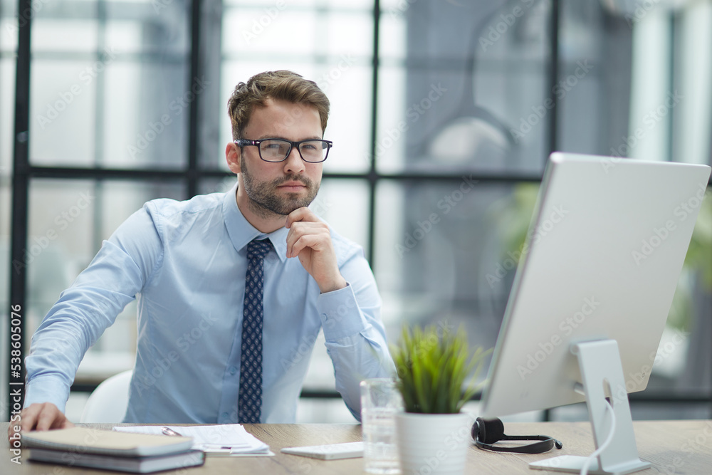 Obraz premium Young businessman working at office