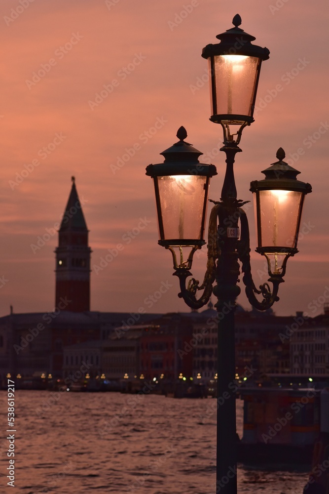 Lampioni al tramonto su piazza San Marco