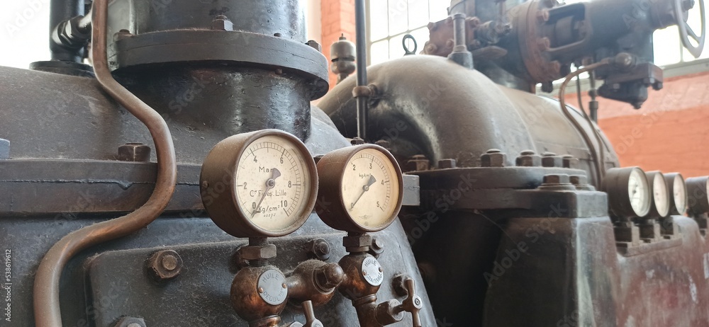Equipment present on a train engine manufactured by the former Lille Fives company (gauge, pressure gauge, belt...) Equipment present on a train engine manufactured by the former Lille Fives company (gauge, pressure gauge, belt...)