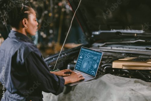Foto garage mechanic car engine engineer woman staff worker using laptop computer tur
